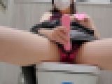 ?愛華の個人撮影?パチンコ店のトイレで感じまくる人妻熟女の変態オナニー