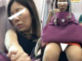 (電車対面）(顔出し)エッチな体つきの人妻OLさん…淫らに…くぱぁ～っとひろげちゃったパンストお股を観察しちゃいました!!