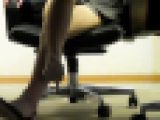 同僚OLの仕事中の机の下・・・。