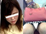 (電車対面）(顔出し)チェックのミニタイトスカートで…むっちりふとももちゃんをくぱぁ～っとひろげちゃう女子大生さんを観察してみま