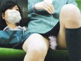 【対面盗撮】疲れきったお股はゆるゆる状態。誘惑されるがまま釘付けになる終電間際の制服パンチラに思わず、