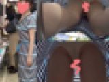 書店のサマーワンピ美女をパンチラ盗撮