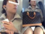 (電車対面）(顔出し)ちょっとツンな感じの美人OLさん…車窓から差し込む光に照らされた▼ぞーんを観察してみました!!