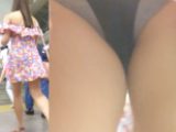 [★新作]パンチラ盗撮 ミニスカギャル グレーのパンツがハミ出し