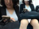 (電車対面）(顔出し)熟な人妻OLさんのくぱぁ～っとひらいちゃったパンストあんよの間を…超近距離接写で観察してみました!!