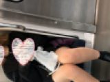 ギャルの太もも見ながら興奮する