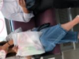 電車対面で脚の指がエロいお姉さん