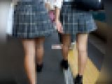 座ると限界まであらわになる太もも