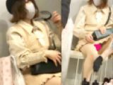 某アパレル店で靴を試着するJDのパンチラ【おまけ:スタバ客の美人デルタ覗き付き】