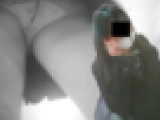 #023 「パンツ盗撮るなよ！」盗撮に気付き撮影者をにらみ返すが、逆にカメラ目線の顔も撮影されしまうJK風モデル【再編集】