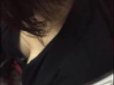 巨乳OLさんの谷間胸チラ