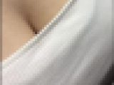 巨乳人妻の胸チラ谷間