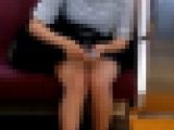【ナマ脚にぬりぬり】あどけない女子大生がナマ脚に日焼け止めを塗りこむ