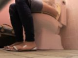 【公衆便所②】海外通販の媚●をトイレットペーパーにつけて女子トイレを覗き撮りした【盗※撮】　