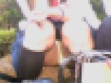 お祭りで座り制服女子