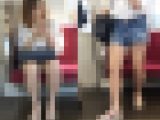 ホットパンツで生脚を見せる可愛いショートカットお姉さん