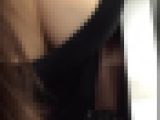 巨乳人妻の胸チラ谷間