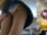 素人逆さ撮り001　無警戒にお尻突き出す白パンお姉さんを粘着撮り