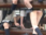 駅のホームで無防備女子学生2人の開脚ぱんちら盗撮～FHD動画編～