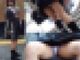 周囲の視線を気にしない今時女子の乱れる車内モラル。大開脚でパンツ丸出しでさらに…