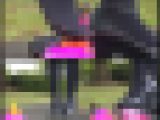 靴で縫いぐるみを足で踏みます