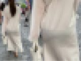 無防備なパンティー透け透けのお姉さん。