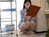 【パンチラ】美人ナース掃除中の股下を激写