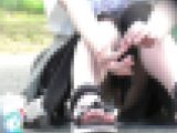 地べたに座って足を開いてしまうパンチラ動画