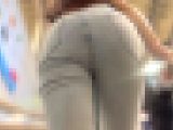 上玉お姉さんのエロケツを下から堪能！人気のスキニーデニムからパッツン尻を突き出し浮き出るクロッチで♂を誘惑!