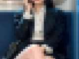 ?AI動画?通勤電車、微熱の視線。濃紺スーツの彼女が見せたスカートの中の一瞬