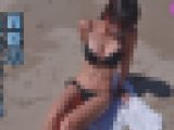 海水浴場でこっそり露出するビキニ娘（1）ラッシュガード尻、黒ビキニ水着