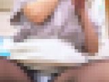 オフィスの真ん中で大胆パンティ見せつけ　勝利のピースサイン