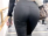 【4K高画質】階段で魅了する黒ヨガパンギャル